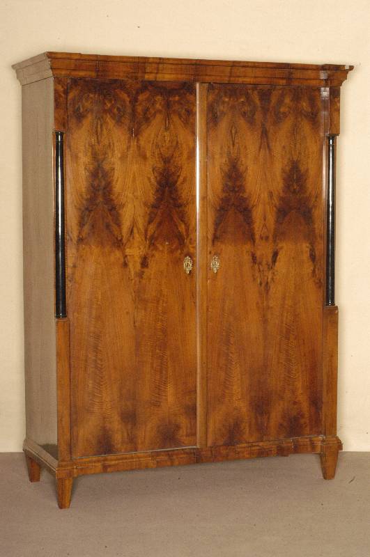 Kleiderschrank, nord- bzw. mitteldeutsch, um 1825/35, Korpus Weichholz/Hartholz, Pyramidenmahagonifurnier, 4-fach gespiegelt verlegt, ...