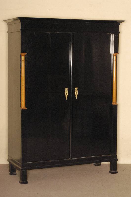 Biedermeierschrank, sÜddeutsch, um 1830/40, Kastanie massiv, RÜckwand Weichholz, Lisenen mit HalbsÄulenverzierung, komplett geschwÄrzt, ...