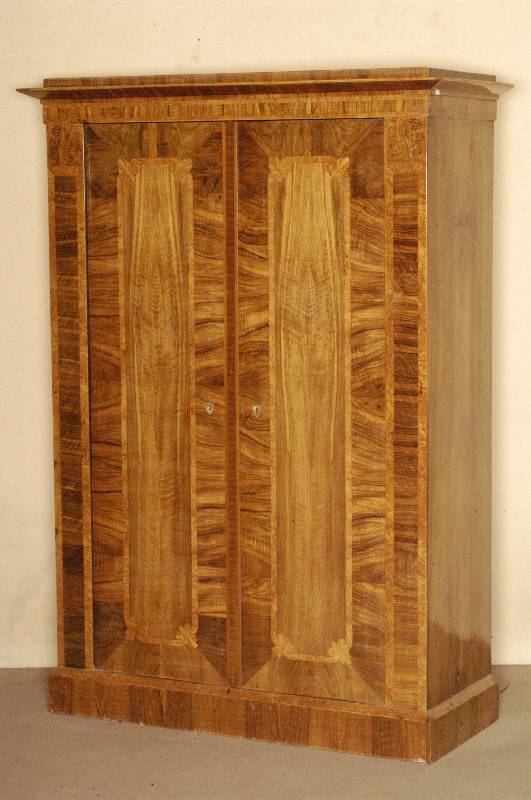Kleider- bzw. Zierschrank, Österreich, um 1820/30, Korpus Weichholz, ausgesuchtes Wurzelnußfurnier, gespiegelt bzw. quer verlegt , Intarsien mit ...