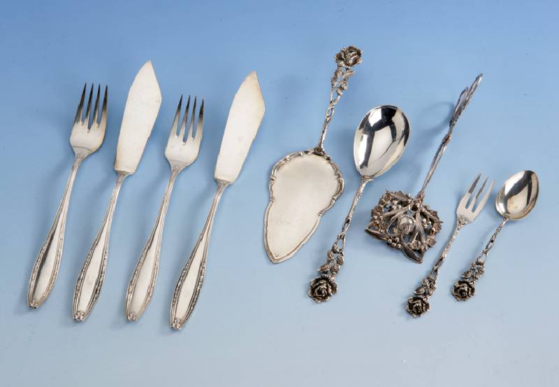 Großes Konvolut in der Art der Hildesheimer Rose, versch. Silbergehalte bzw. Silber gepr., best. aus: 6 TeelÖffel, 6 Kuchengabeln, 4 ...