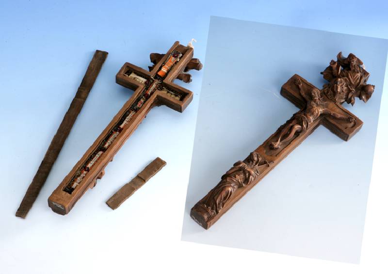 Wallfahrtskreuz, SÜddeutsch um 1770/80, Lindenholz, Darstellung: Gottvater, Sohn und Maria, RÜckseite mit Erde der Wallfahrtsorte, Maße ca. ...