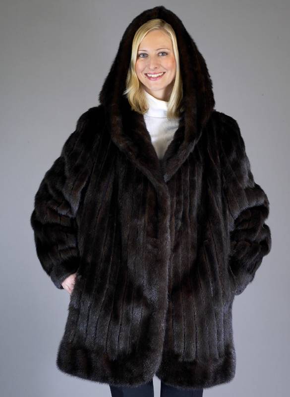 Nerz-Longjacke mit Kapuze, Gr. 44, dunkel- braune, lÄngsverarbeitete Felle (1 Naht of- fen), Manschetten, 2 seitl. Einschubtaschen, schwarzes ...
