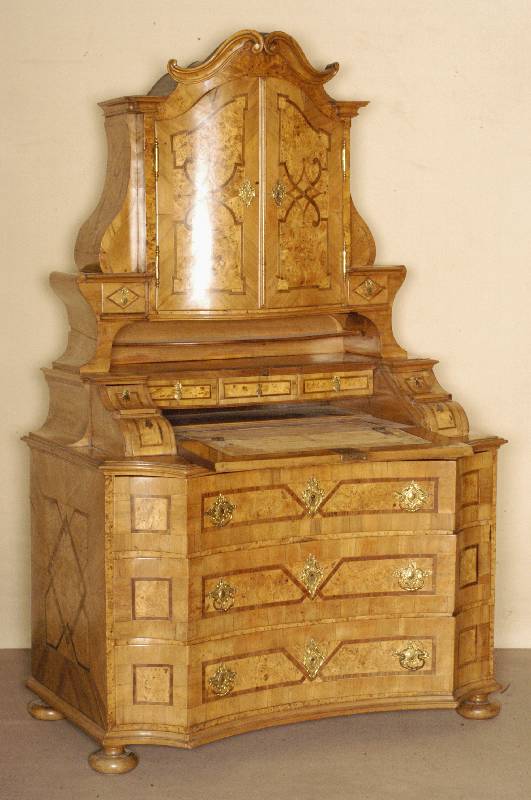 TabernakelsekretÄr, sÜddeutsch/Umkreis Stuttgart, um 1750, Korpus Weichholz, Nußbaumfurnier, Unterteil 3-schÜbig, Mittelteil 4 Schubladen, ...