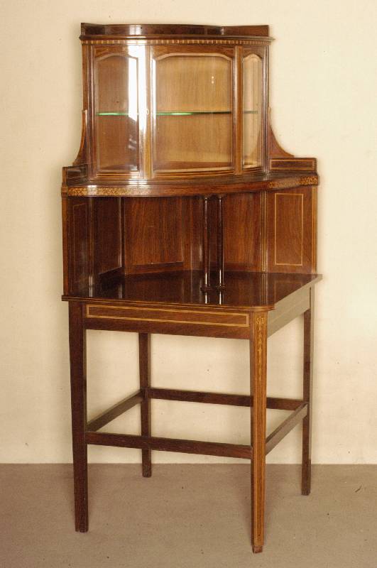Eckvitrine, deutsch, um 1900, dreigeschossig , mit halbrundem verglastem Aufsatz mit Tischsockel, Edwardienstil, Palisander mit doppelten hellen ...