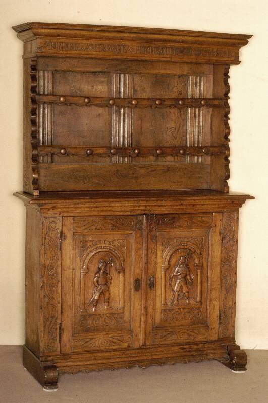 Kannenstock, deutsch, datiert 1701, Eiche massiv, auf Kufen, Lisenen um die TÜrrahmen mit umlaufender Flachschnitzerei, TÜrfÜllungen ...