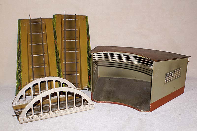 BrÜcke, MÄrklin, 20er Jahre, Spur 1, Blech, Nr. 2502/0, handlackiert, komplett mit 2 Auffahrten, altersbed. guter Zustand, l. bespielt, l. ...