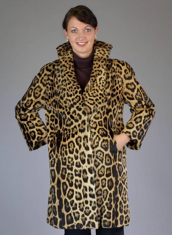 Jaguar-Kurzmantel, Gr. 36, Innenlabel: Pelzatelier Kusch, Hamburg, braunes Innenfutter, 2 Einschubtaschen, RÜckenl. ca. 92 cm, ...