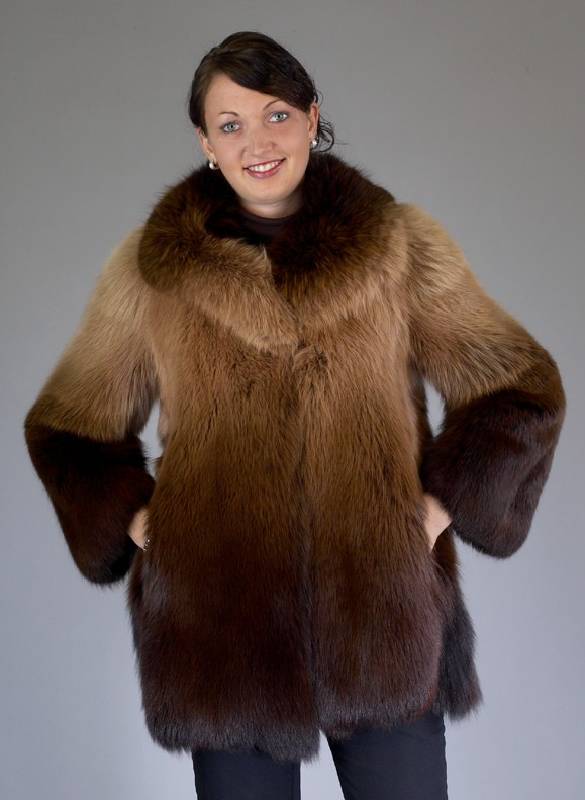 Jacke aus Blaufuchs, Gr. 36/38, beige bis braun degradee gefÄrbt, schwarzes Innenfutter, RÜckenl. ca. 79 cm