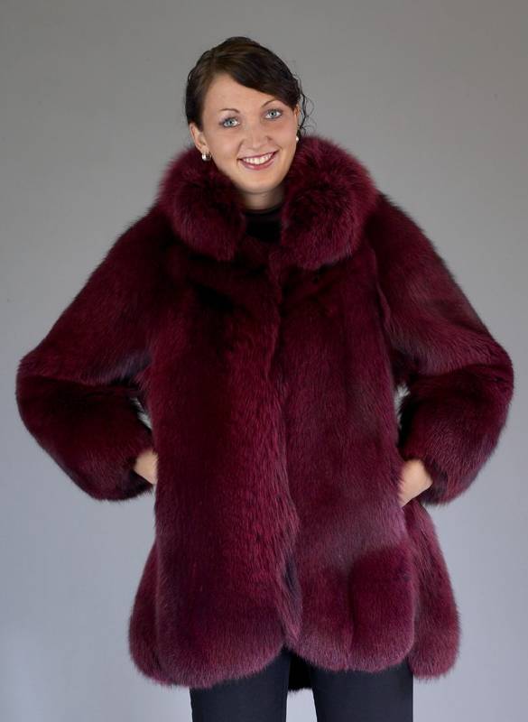 Jacke aus Blaufuchs, Gr. 38, aubergine gefÄrbt, Abschluß bogenfÖrmig, RÜckenl. ca. 80 cm