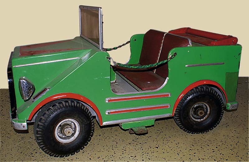 Karussellauto, 50er/60er Jahre, Karussellfabrik Wilhelm Hennicke, GelÄndewagen bzw. Jeep, HolzgehÄuse, bunt gefasst, Lenkrad fehlt, altersbed. ...