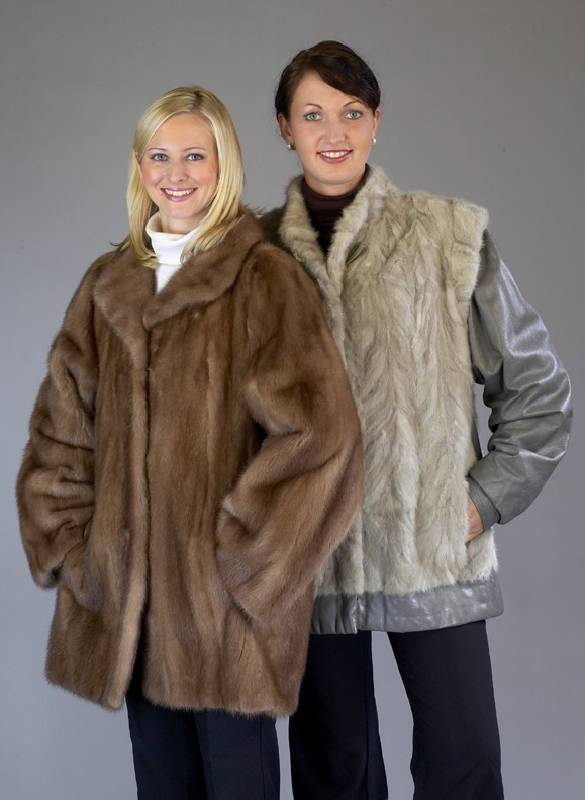 Konvolut 2 Nerzjacken, Gr. ca. 42/44, 1 x silberfarb. Nerzklaue mit grauen Leder- Ärmeln, Seiten und Bund, Stehkragen, typ. Blousonstil der 70er ...
