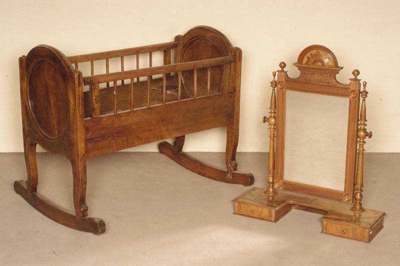 Kommodenaufsatzteil bzw. Sphinx, deutsch, um 1880/90, GrÜnderzeit, Korpus Weichholz, Buche, Nußbaum und Birke massiv, Drechselarbeit, Spiegel ...