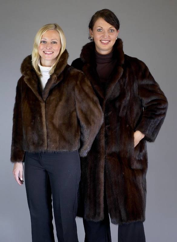 Konvolut Nermantel und Kurzjacke, 1 x Nerzmantel, Gr. 36/38, dunkelbraune lÄngs- verarbeitete Felle, Innenfuter aus graubrauner Seide, 2 seitl. ...