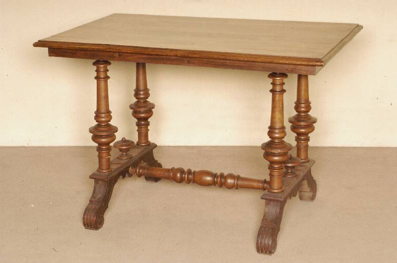 Salontisch, deutsch, um 1880, GrÜnderzeit, Gestell Nußbaum massiv, Wangen verstrebt, reiche Drechselarbeit, Nußbaum massiv, Platte ...