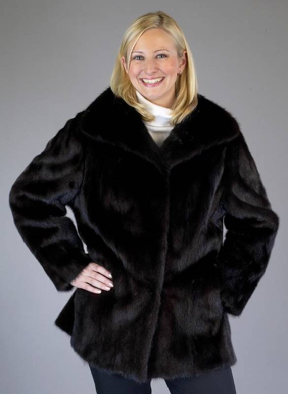 Dunkelbraune Nerzjacke, Gr. 40, lÄngsverarbeitete Felle, 2 seitl. Einschub- taschen, Stehkragen, Innnenfutter schwarz, RÜckenl. ca. 70 cm, ...