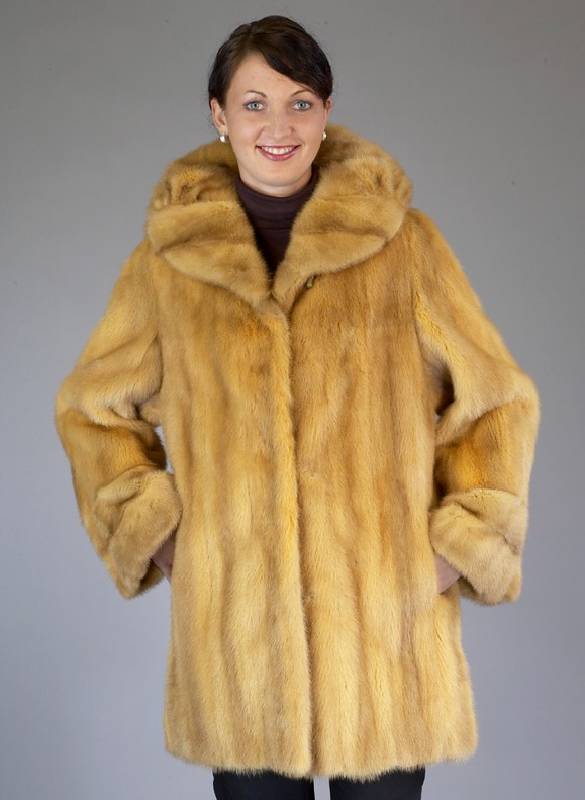 Nerzkurzmantel, Gr. 42/44, orangebraun eingefÄrbt, goldenes Innenfutter, Innenlabel Atelier ZARA, 2 seitl. Einschubtaschen, großer Kragen, ...