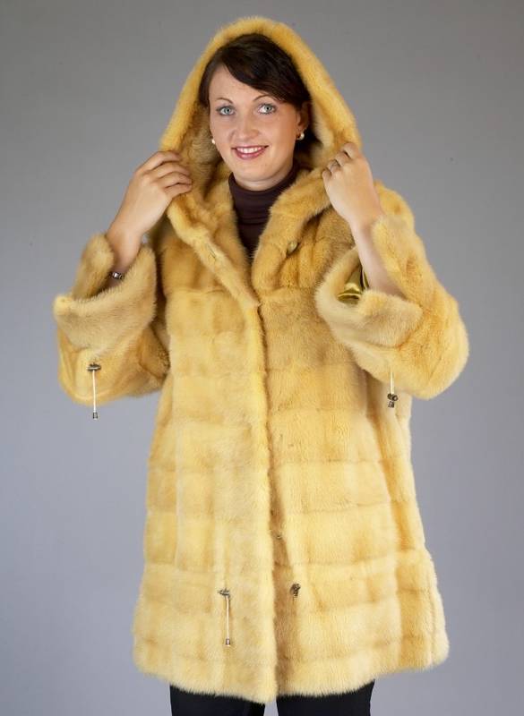 Nerzlongjacke, Gr. 40/42, beigefarbene, querverarbeitete Felle, mit Kapuze, Innen- label: Exklusive Pelzmode Atelier Zara, Fell Neuseeland, ...