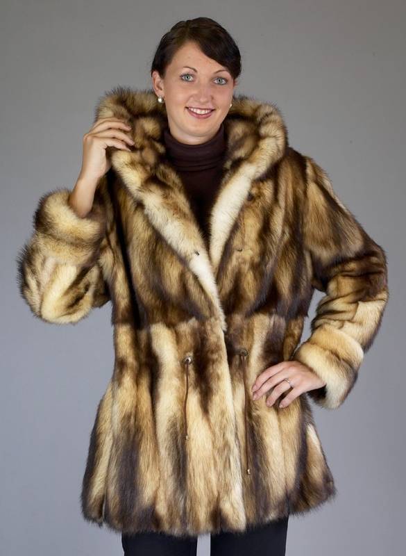 Longjacke aus Iltis, Gr. 40/42, Innenlabel Exklusive Pelzmode, Atelier Zara, Felle Neuseeland, schwarzes Innenfutter, 2 seitl. Einschubtaschen, ...