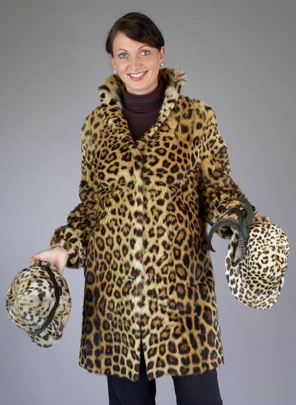 Jaguar-Mantel, Gr. 40/42, dazu 2 MÜtzen, schwarzes Innenfutter mit Stickerei und Innentasche, Kragen, 2 seitl. Einschubtaschen, RÜckenl. ca. ...