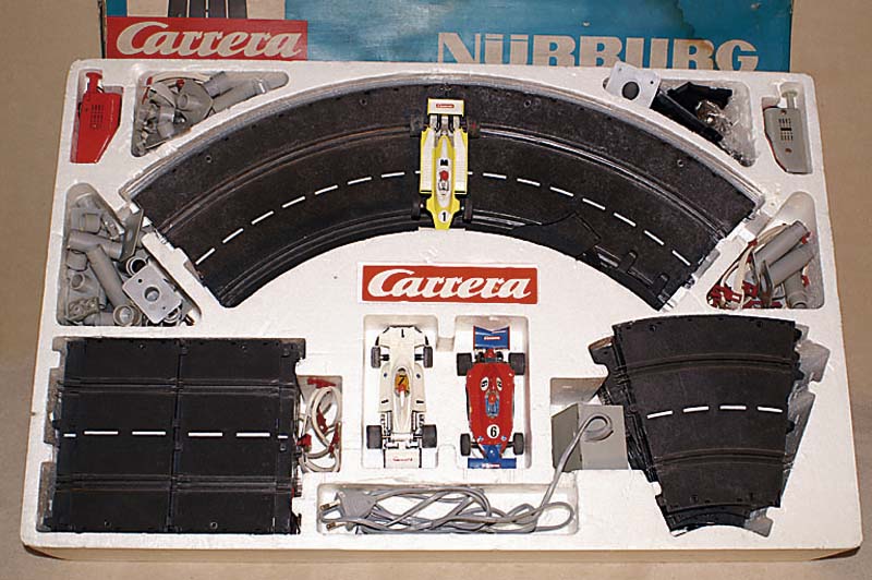 Carrera-Bahn, 70er Jahre, Nr. 30450, NÜrburg , mit Steilkurve, Vollst. nicht geprÜft, Fkt. nicht geprÜft, im orig. Karton, mit 3 Autos, bespielt