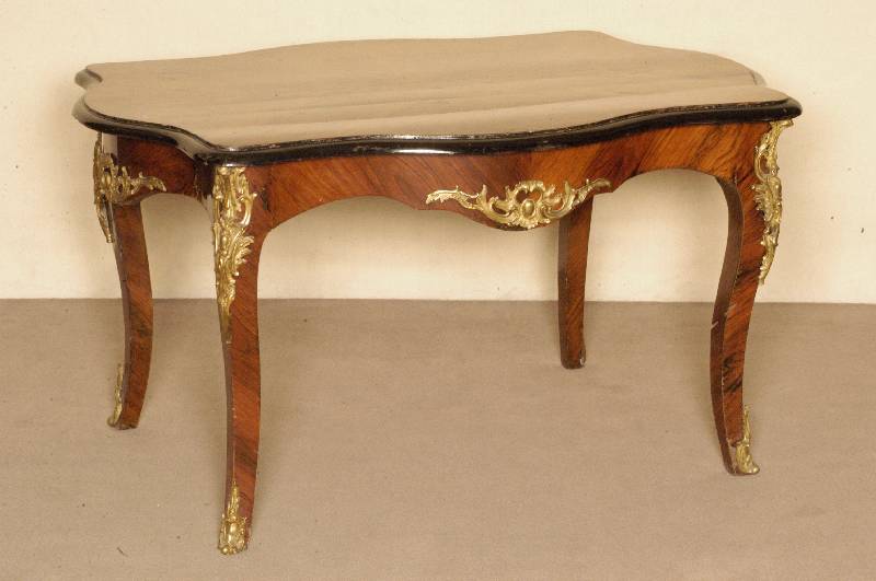 Tisch, Frankreich, um 1840/50, Korpus Eiche massiv, dickes Palisanderfurnier, z.T. gespiegelt verlegt, BeschlÄge um 1870, Wert der BeschlÄge ca. ...