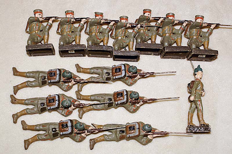 Konvolut Lineol/Elastolin-Soldaten, 30er Jahre , 6 liegende Soldaten mit Gewehr, 7 knieende Soldaten mit Waffe und ein marschierender Soldat, alle ...