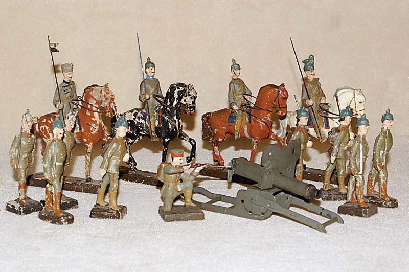 Großes Konvolut Lineol/Elastolin-Soldaten, 30er Jahre, 5 hochrangige Soldaten zu Pferd, ca. 30 marschierende Soldaten, dazu eine Kanone, alles ...