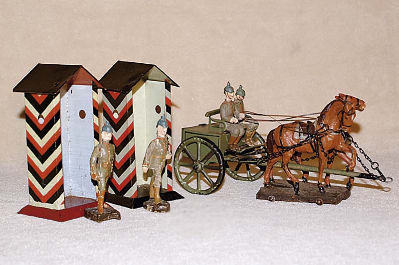 2 WÄrterhÄuschen mit WÄrter, Lineol/Elastolin, 30er Jahre, Blech, ein roter und ein schwarzer Sockel, H. ca. 14 cm, selten, sammelw.