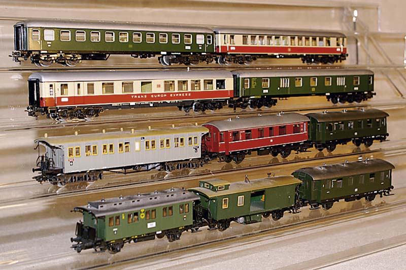 Konvolut 9 Personenwagen, MÄrklin, Spur HO, 2 x Blech, versch. AusfÜhrungen, alle bespielt