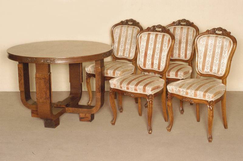 ArtDeco-Tisch, deutsch, um 1935/38, sogenannter Rauchtisch, Beine gekreuzt verbunden, Korpus Buche und Eiche massiv, Eichefurnier, in Rechtecken ...