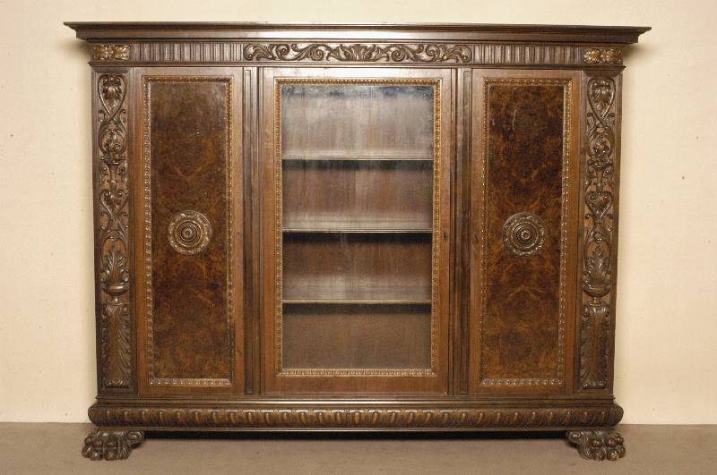 BÜcherschrank, deutsch, 30er Jahre, Korpus Buche, Weichholz bzw. Nußbaum massiv, Front z.T. auf Rahmen gearbeitet, Wurzelnußfurnier gespiegelt ...