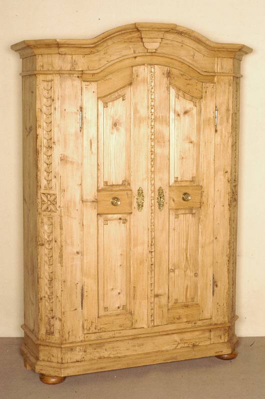Barockschrank, sÜddeutsch, um 1820/30, Zierbelkiefer, Kiefer und Tanne, Front auf Rahmen gearbeitet, seitlich abgeflacht, Schuppenverzierung und ...