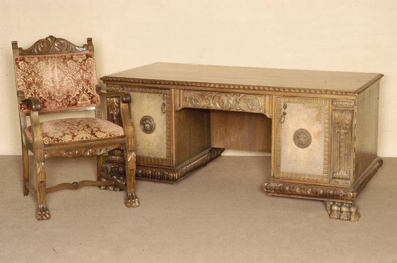 Schreibtisch und Armlehnstuhl, deutsch, um 1910, nach Vorbild des florentinischen Renaissancestils, Korpus Weichholz/Hartholz, hervorragende ...