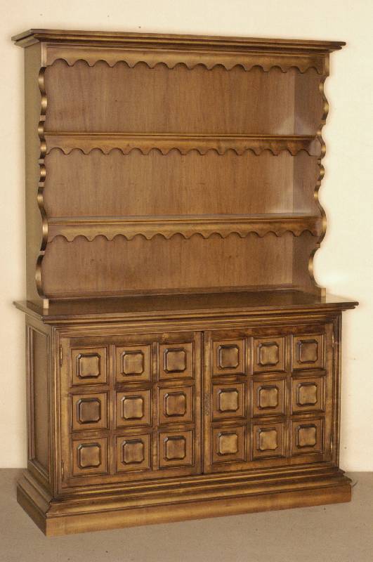 Aufsatzschrank, deutsch, nach spanischem Vorbild des 18. Jhds., Front und Seiten z.T. auf Rahmen gearbeitet, Nußbaum massiv, Nußbaumfurnier, ...