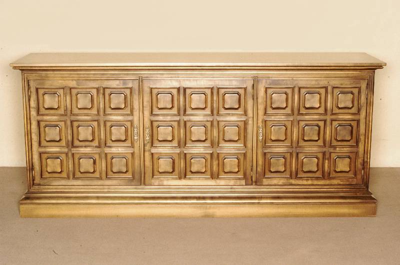 Sideboard, deutsch, nach spanischem Vorbild des 18. Jhds., Front und Seiten z.T. auf Rahmen gearbeitet, Nußbaum massiv, Nußbaumfurnier, gute ...