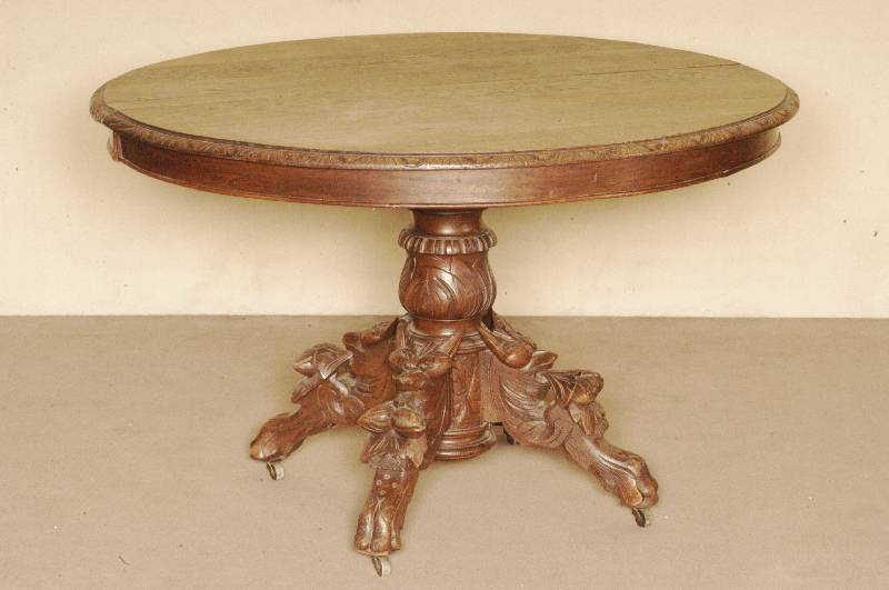 Ausziehtisch, Frankreich/Dijon, um 1880/90, Eiche massiv, Eichefurnier, SÄule in Balusterform, 4 Ausleger, diese doppelt geschweift, mit reicher ...