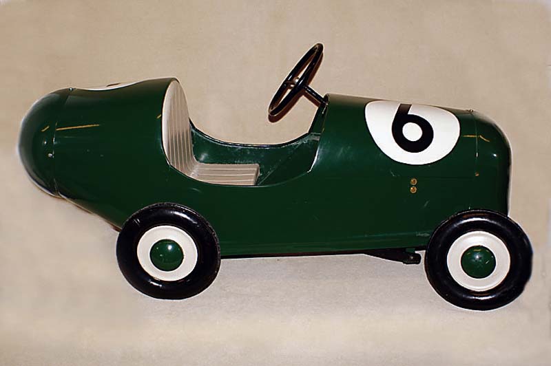 Tretauto, 60er Jahre, wohl England, Metall, grÜn lackiert, nach Vorbild eines berÜhmten Flitzers, min. an RÄdern und GehÄuse korrodiert, l. ...