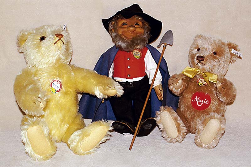Steiff-Teddy, 90er Jahre, Replik nach Vorbild von 1928, sogen. MusikbÄr, blonder MohairplÜsch. min. bespielt, H. ca. 37 cm