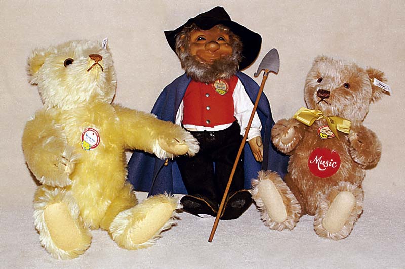 Music-Teddy, Steiff, 1993, nach Vorbild von 1951, beiger MohairplÜsch, Musikwerk intakt, mit Knopf und Fahne, min. bespielt, H. ca. 32 cm