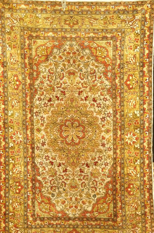 Istanbul Seide, TÜrkei, um 1950, reine Naturseide, ca. 139 x 89 cm, SchÄtzwert: 3500.- EURO, EHZ: 2 (altersbedingt in einen he rvorragend guten ...
