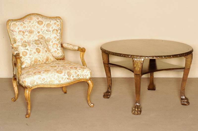 Bergere, Frankreich, um 1900/10, nach dem Vorbild von 1760, Rahmen Buche massiv, allseitig geschweift und gerieft, FÜße in Rocaillen auslaufend, ...