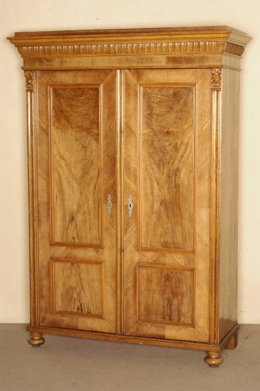 Schrank, im Stil der Neo-Renaissance um 1890 , Nuß- und Wurzelnußfurnier, zweitÜrig, originale Politur erhalten, aufgefrischt, Schloß fehlt, ...