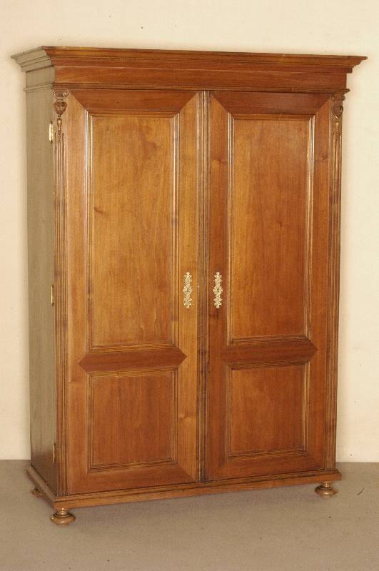 Schrank, deutsch, um 1890, Nußbaumfurnier, zweitÜrig, original SchlÜssel vorhanden, Alters- und Gebrauchsspuren, leichter Schwundriß, ca. ...