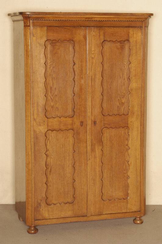 Schrank, um 1850/60, Eiche massiv, mit eingelegten SchlÜsselschildern (Pflaumenholz) und Fadenintarsien in Ahorn in den TÜrfeldern und ...