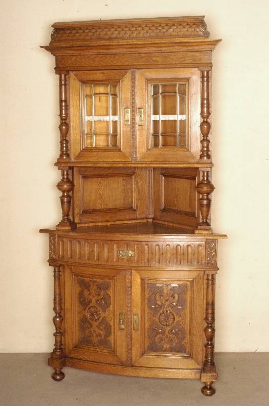 Eckschrank, deutsch, um 1870/80, GrÜnderzeit , Eiche massiv, teils furniert, Lisenen mit vorgesetzten gedrechselten HalbsÄulen, auf KugelfÜßen, ...