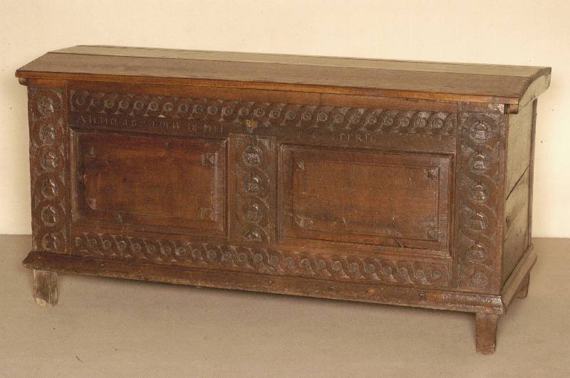 Truhe, deutsch, datiert 1824, Eiche massiv, Front mit kassettierten FÜllungen, Lisenen aus dem Vollholz geschnitzt, leicht gebogener Deckel, ...