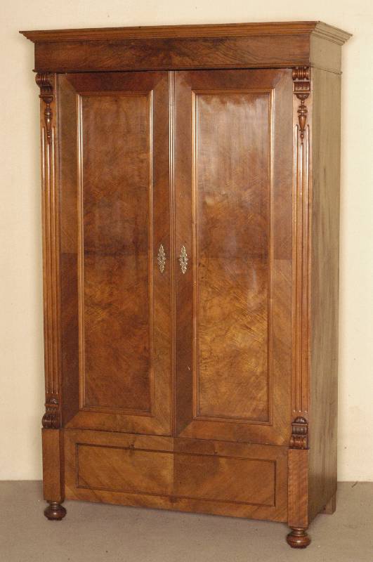 Schrank, deutsch, um 1880, GrÜnderzeit, Korpus Weichholz, Nußbaumfurnier, z.T. Wurzelfurnier, auf KugelfÜßen, Lisenen gerillt , in Veluten ...