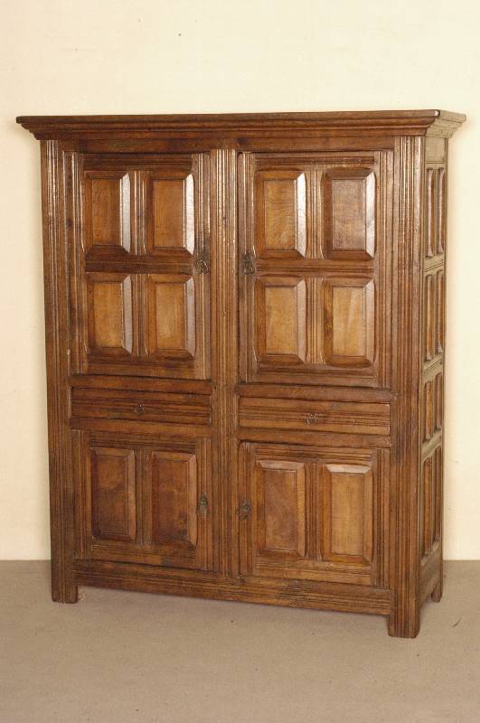 Schrank, deutsch, um 1920, Eiche massiv, RÜckwand Tischlerplatte, sogenannter Panelenschrank, Front 4-tÜrig mit 12 kassettierten FÜllungen und ...