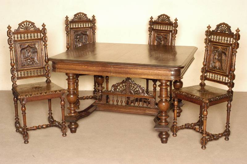 Tisch und 4 StÜhle, Frankreich, um 1880, bretonisch, Kastanie massiv, Tisch ausziehbar, ohne Einlegeplatten, Fuß mit 4 gedrechselten SÄulen ...