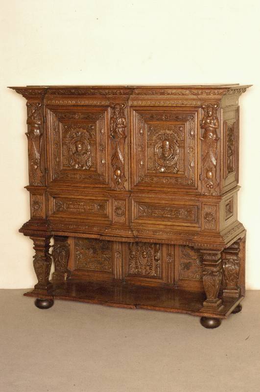 Stollenschrank, deutsch, um 1860, Renaissancestil, Eiche massiv, nach dem Vorbild des 17. Jhds., auf KugelfÜßen, offene Ablage, RÜckseite ...